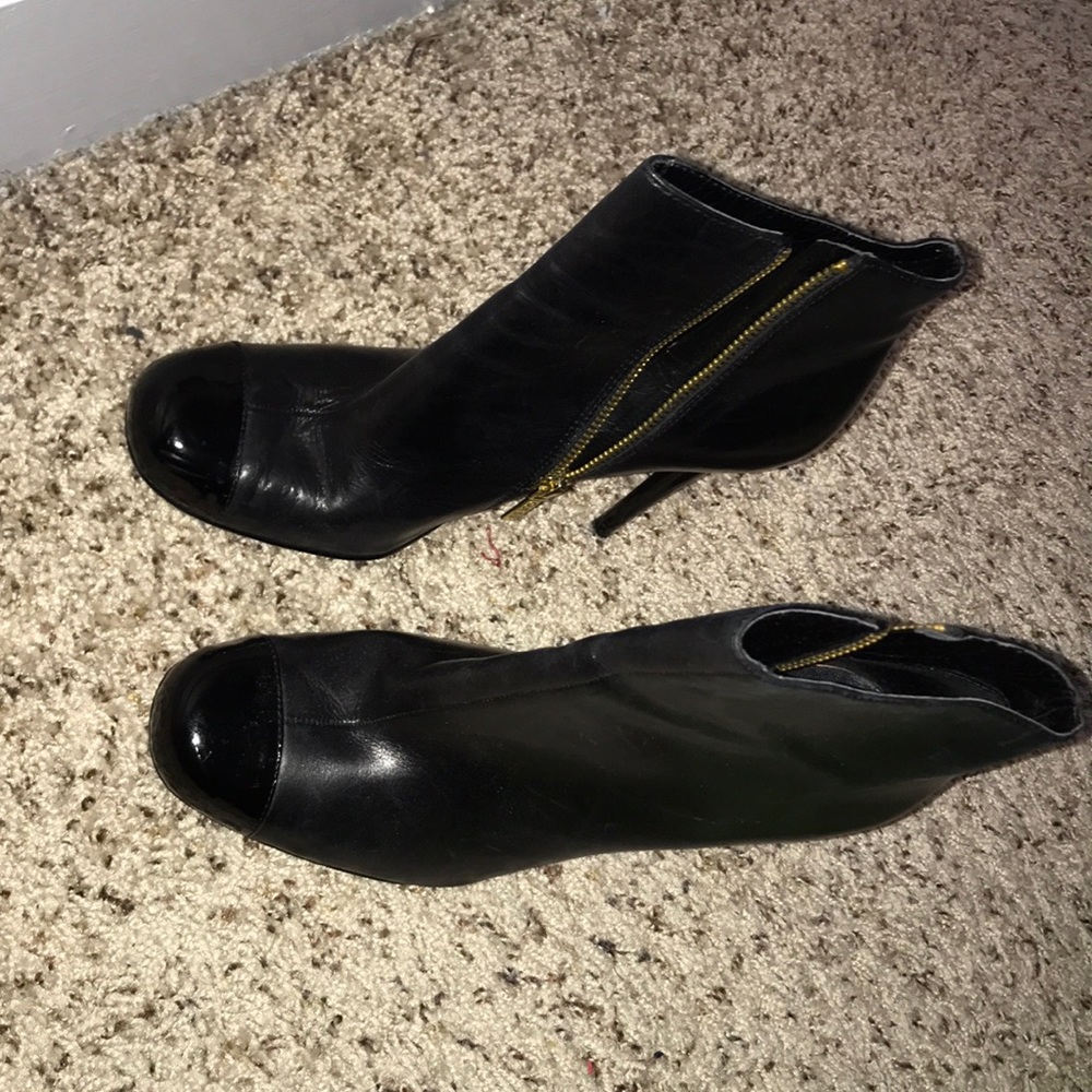 Only worn once Black Guess Booties size 8.5